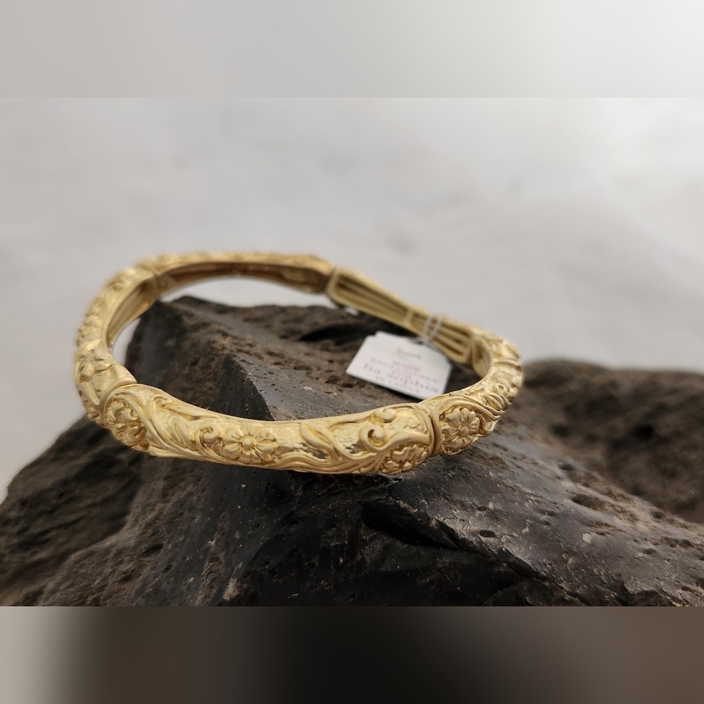 NWT Lia Sophia Gold Stretchy Bracelet